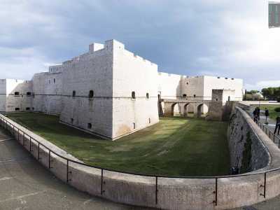 Davanti alla Cattedrale si staglia il grandioso Castello cittadino, ingentilito da ampi giardini